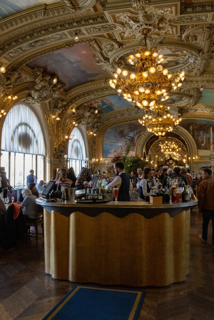 Train bleu Paris France